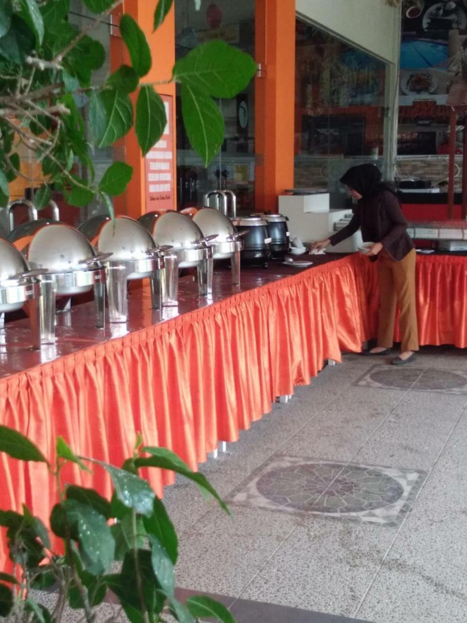 Fortune Front One Hotel Kendari Exterior foto