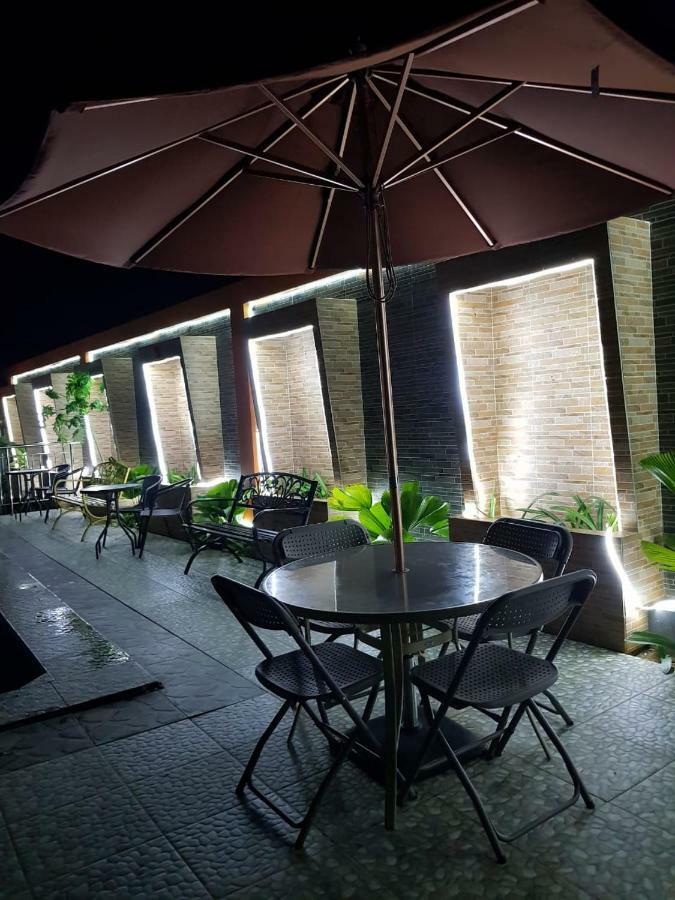 Fortune Front One Hotel Kendari Exterior foto