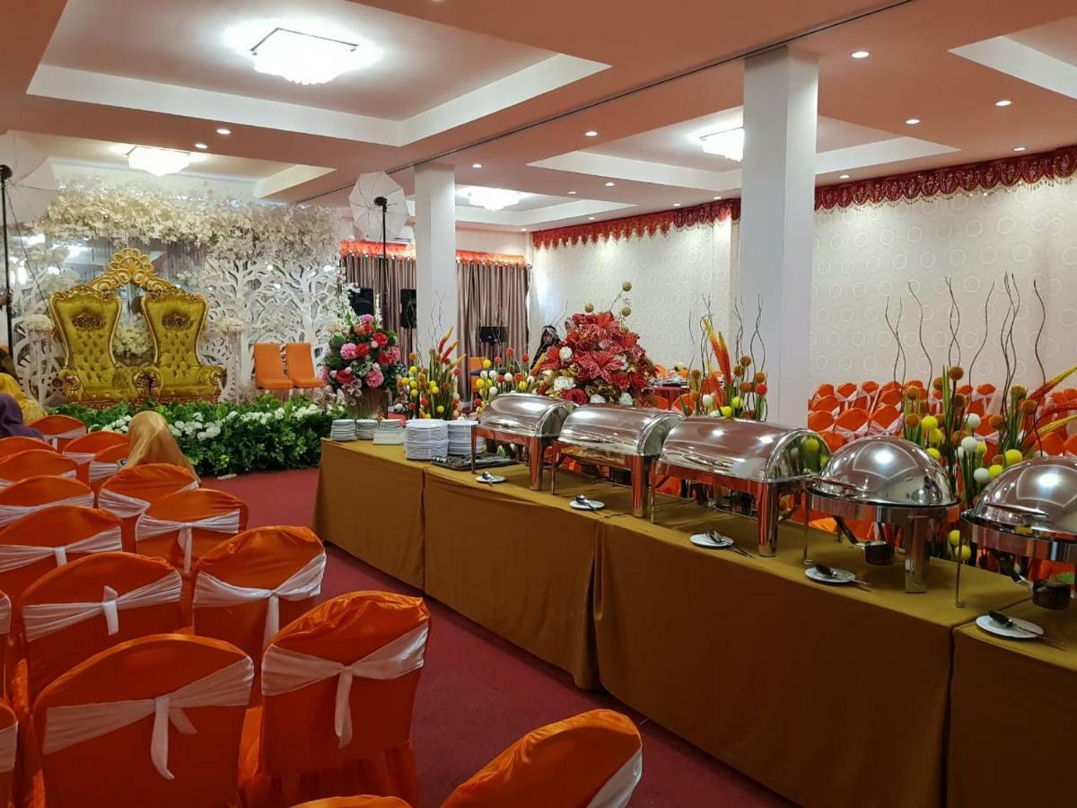 Fortune Front One Hotel Kendari Exterior foto