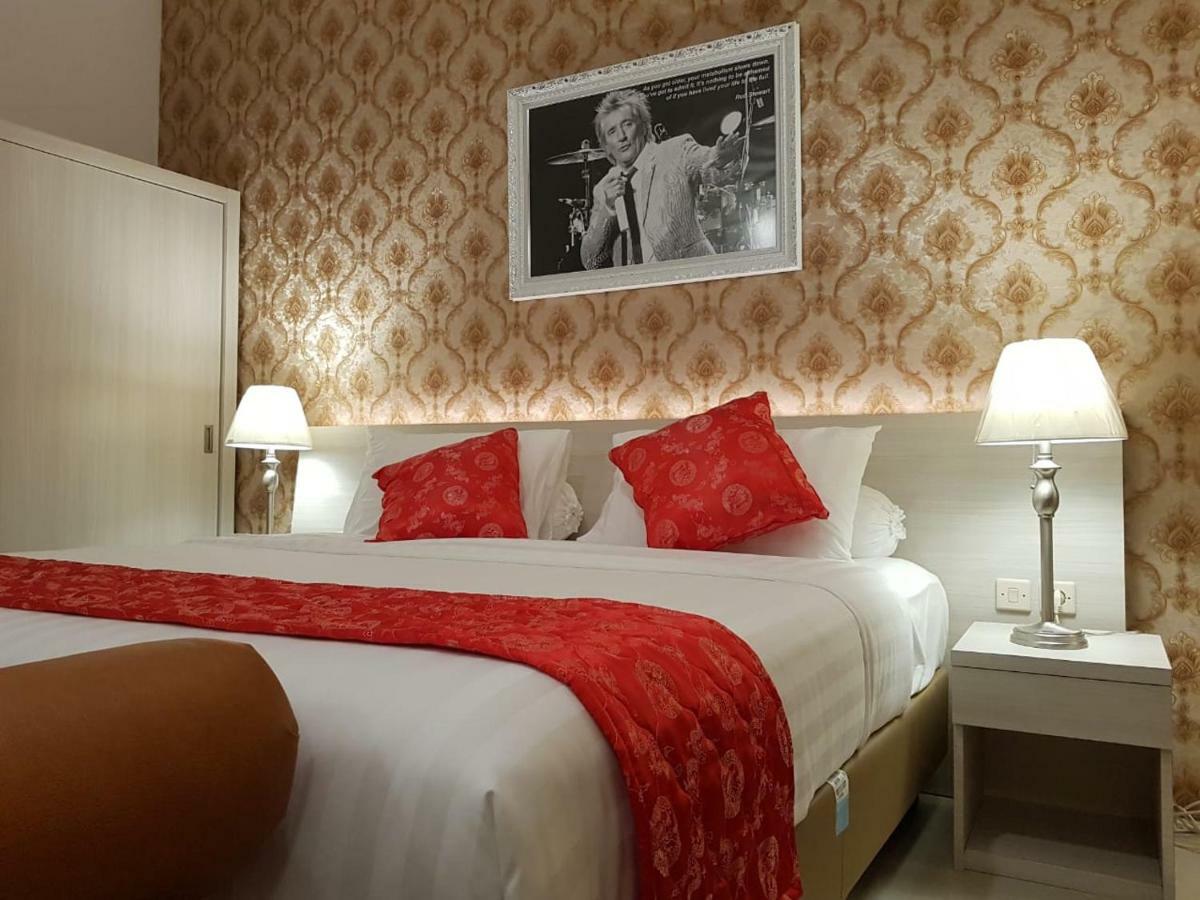 Fortune Front One Hotel Kendari Exterior foto