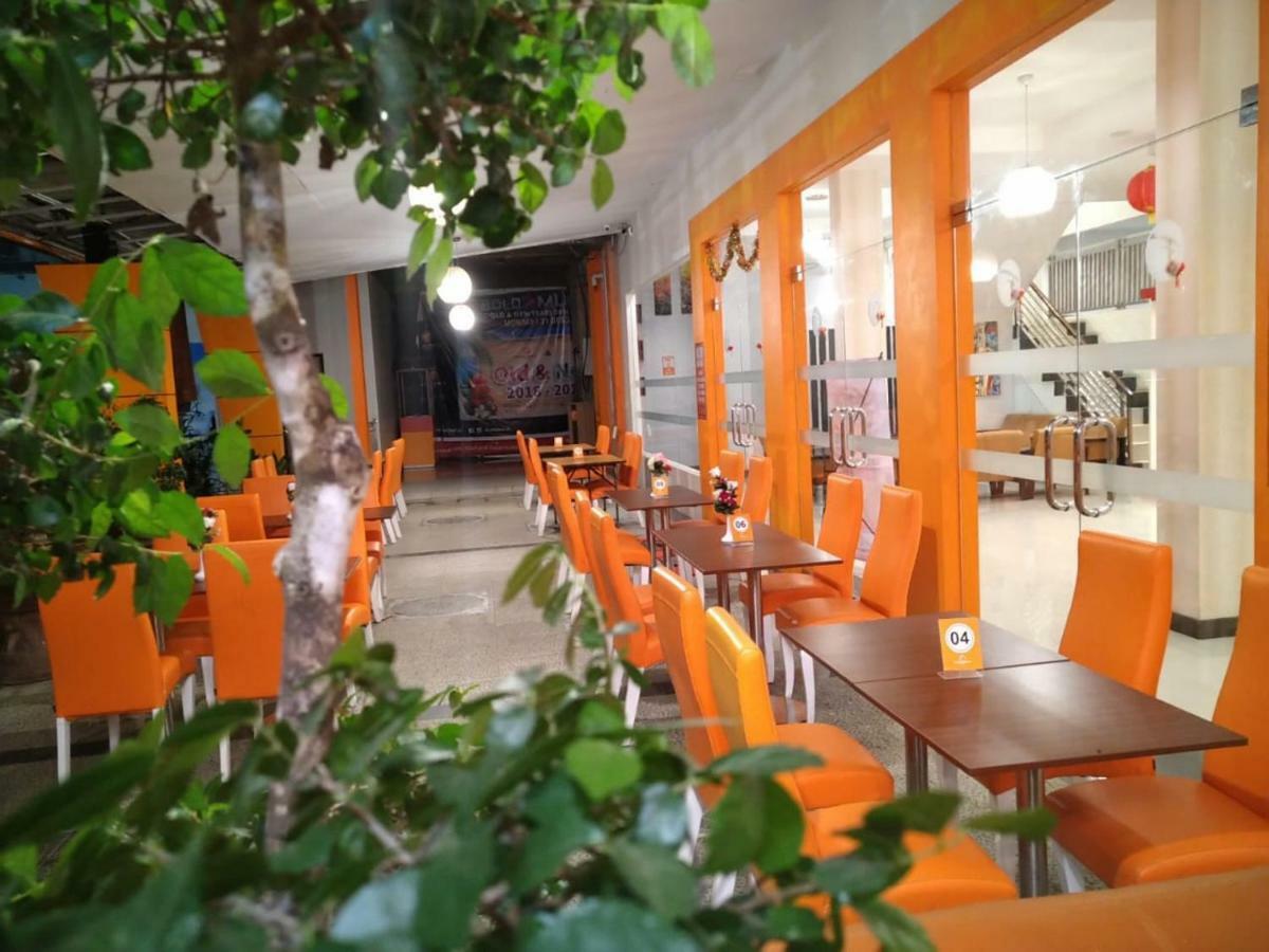 Fortune Front One Hotel Kendari Exterior foto
