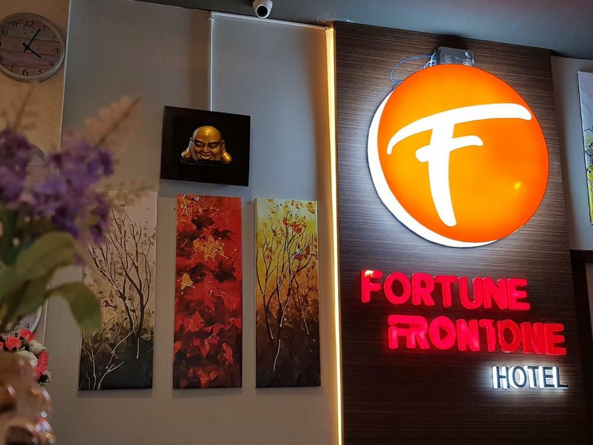 Fortune Front One Hotel Kendari Exterior foto