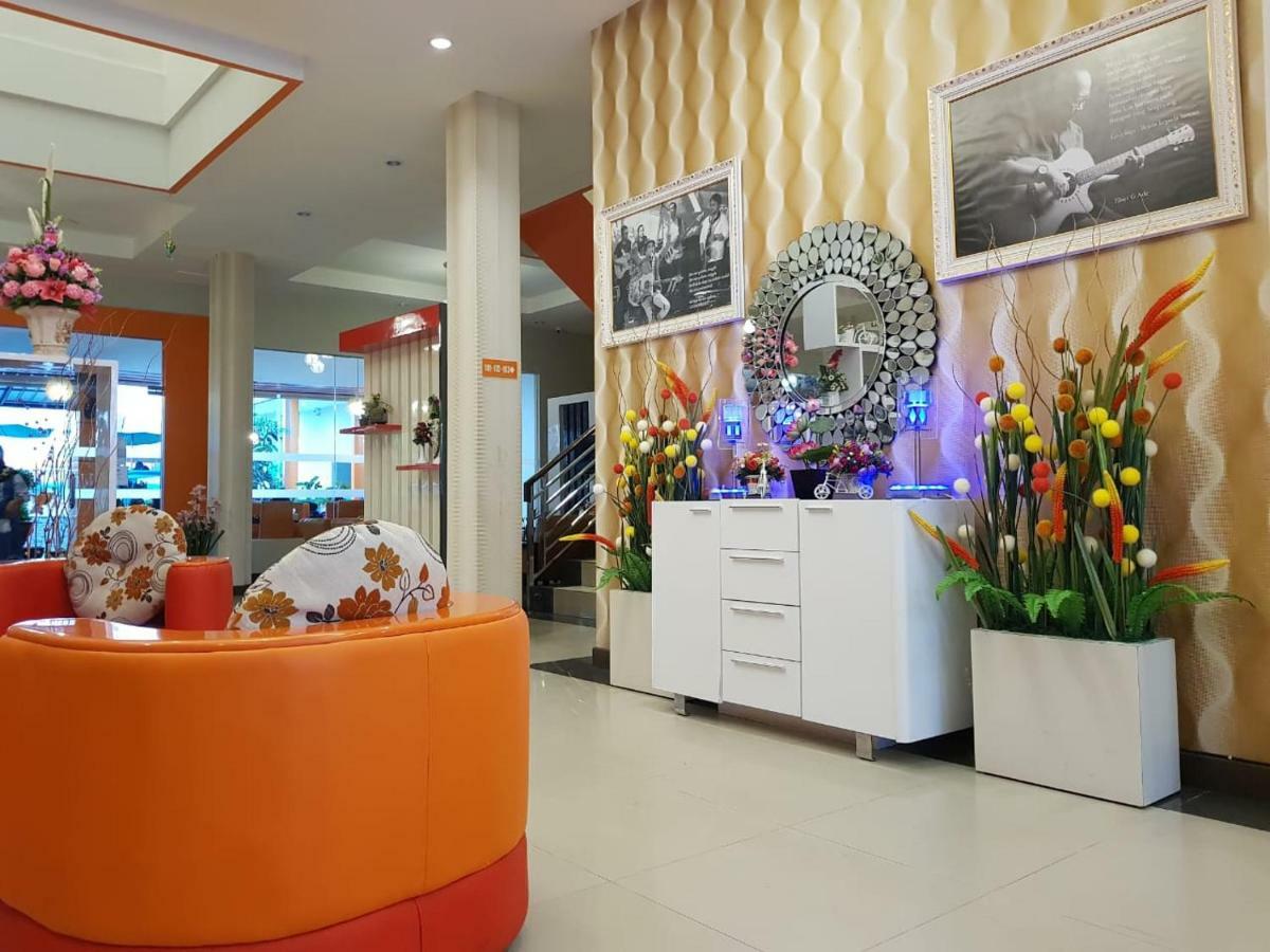 Fortune Front One Hotel Kendari Exterior foto